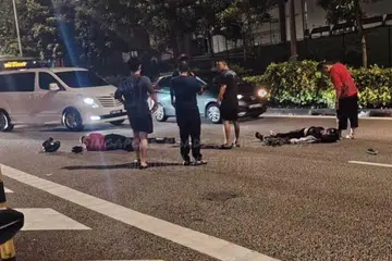 Pemandu motosikal dan pemboncengnya telah dibawa ke hospital setelah dilanggar kereta putih yang dipandu seorang lelaki. 