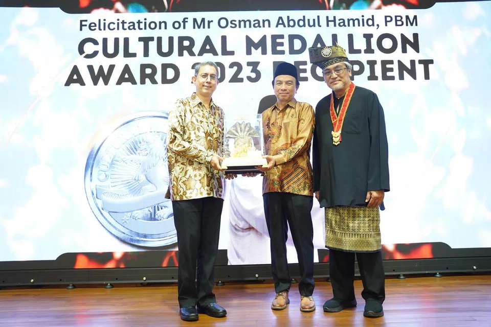 SUMBANGAN DIHARGAI: Encik Osman Abdul Hamid (kanan) menerima tanjak dan samping kain songket semasa Majlis Ucapan Tahniah pada 19 Januari di Pusat Islam Jamiyah, anjuran Jamiyah Singapura. Bersama. Bersama beliau ialah Menteri Negara (Ehwal Dalam Negeri merangkap Pembangunan Negara), Profesor Madya Dr Muhammad Faishal Ibrahim (kiri); dan Presiden Jamiyah Singapura, Dr Mohd Hasbi Abu Bakar (tengah). 