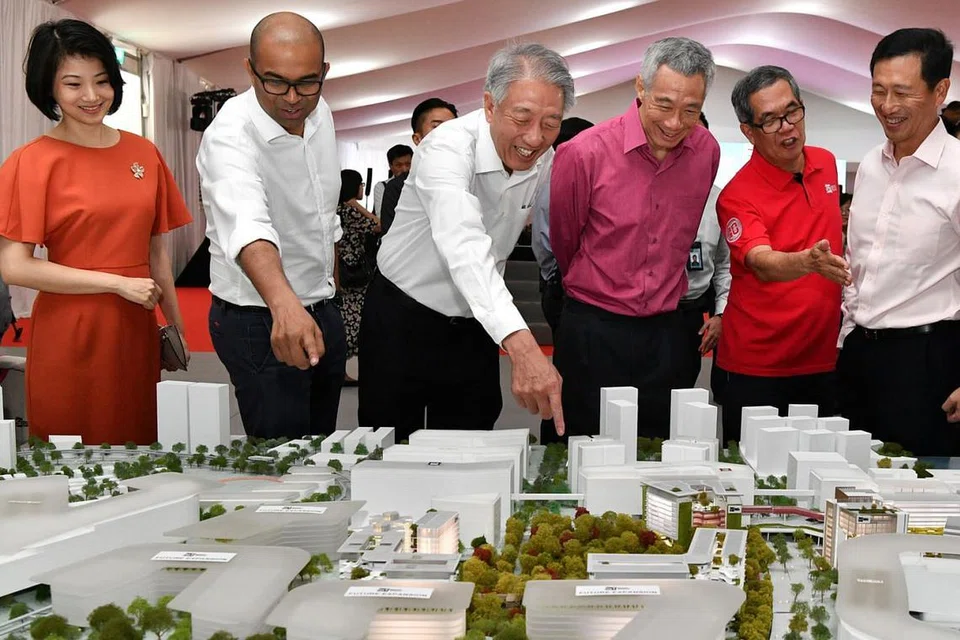 LIHAT MODEL SIT: (Dari kiri) Setiausaha Parlimen Kanan (Ehwal Dalam Negeri merangkap Pembangunan Negara) yang juga Anggota Parlimen GRC Pasir Ris-Punggol Sun Xueling, Menteri Negara Kanan Janil Puthucheary, Menteri Kanan yang juga Anggota Parlimen GRC Pasir Ris-Punggol Teo Chee Hean, Perdana Menteri Lee Hsien Loong, Profesor Tan Thiam Soon dan Menteri Pendidikan Ong Ye Kun, melihat model kampus SIT di upacara pecah tanah kampus itu semalam. - Foto BH oleh CHONG JUN LIANG