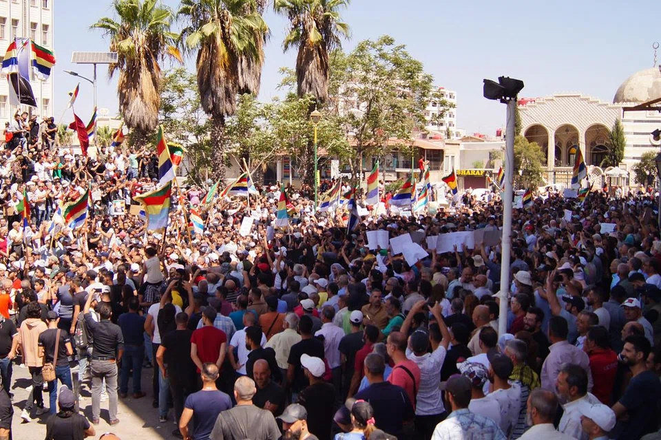 LANCAR TUNJUK PERASAAN: Bantahan orang ramai di bandar Sweida di selatan Syria pada 1 September 2023. Protes di wilayah Sweida, kawasan tengah yang didiami penduduk minoriti Druze di negara itu, bermula selepas  Presiden Encik Bashar al-Assad menamatkan subsidi bahan api. 