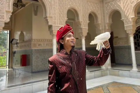 Pempengaruh dan usahawan Malaysia, Ojenn Aiwahhh, semasa penggambaran bagi muzik video lagu, ‘Hubb’, yang dinyanyikannya. 