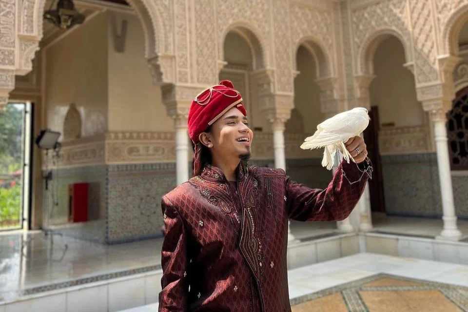 Pempengaruh dan usahawan Malaysia, Ojenn Aiwahhh, semasa penggambaran bagi muzik video lagu, ‘Hubb’, yang dinyanyikannya. 