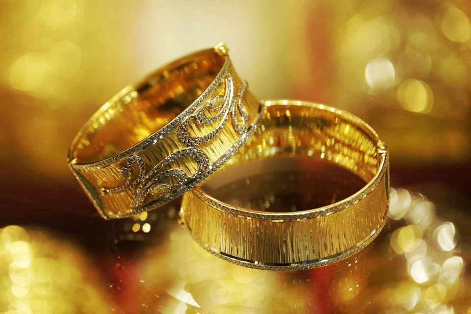 EMAS BERHARGA: Gelang emas 916 seberat 30 gram dari Golden Chance ini boleh menjadi perhiasan mahupun aset berharga. - Foto AZMI ATHNI