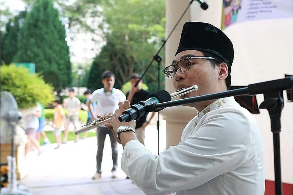 BANGGA DAPAT KEKALKAN MUZIK TRADISIONAL MELAYU: Encik Fadly ketika membuat persembahan sempena Hari Keluarga di Taman Bishan. Ia adalah salah satu program jangkauan masyarakat yang melibatkan Gendang Akustika. - Foto GENDANG AKUSTIKA