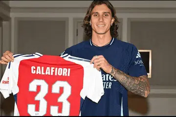Pemain pertahanan berusia 22 tahun, Riccardo Calafiori, sah menyertai Arsenal dengan bayaran sehingga £42 juta ($72.5 juta) termasuk tambahan. 