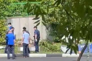 Mayat reput ditemui tergantung di pagar pengadang dekat CTE. Kes itu sedang disiasat oleh pegawai Pasukan Polis Singapura dan Pasukan Pertahanan Awam Singapura.