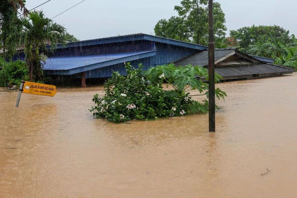 Keadaan rumah dan jalan raya yang ditenggelami air akibat banjir di Kampung Pasir Tebrau, Johor Bahru, ketika banjir baru-baru ini. 