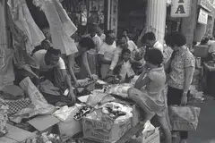 Sekumpulan pelanggan sibuk memilih pakaian di kedai yang mengadakan jualan istimewa sempena musim perayaan Hari Raya. Gambar ini dirakamkan pada 31 Januari 1965. 