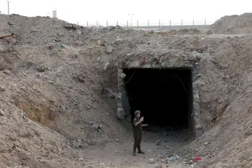 Seorang askar Israel berdiri di pintu masuk ke terowong menuju ke Mesir di kawasan Koridor Philadelphi di selatan Gaza,  pada 13 September.