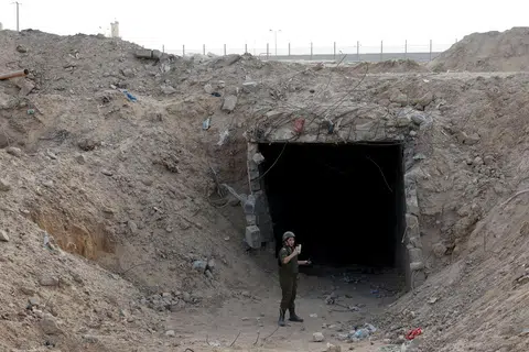 Seorang askar Israel berdiri di pintu masuk ke terowong menuju ke Mesir di kawasan Koridor Philadelphi di selatan Gaza,  pada 13 September.