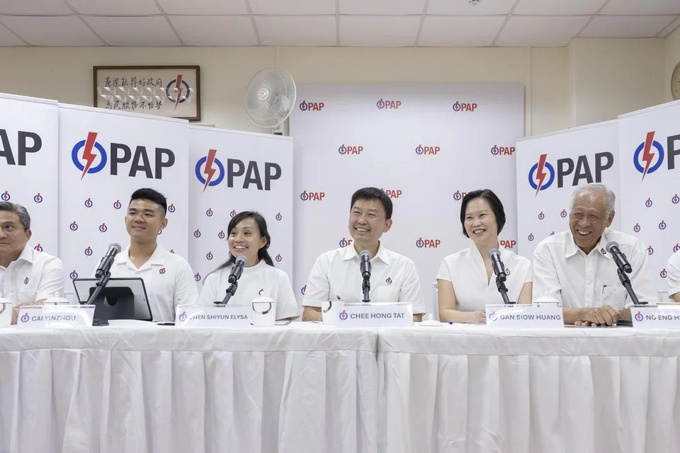 Dr Ng Eng Hen (dua dari kanan) mengumumkan pengundurannya daripada politik, dengan amanah sebagai pemimpin pasukan PAP di GRC Bishan-Toa Payoh diserahkan kepada Menteri Pengangkutan, Encik Chee Hong Tat (empat dari kiri). Barisan calon lain bagi GRC berkenaan adalah (dari kiri) Encik Saktiandi Supaat, muka baru, Encik Cai Yinzhou, Cik Elysa Chen dan calon bagi SMC Marymount, Cik Gan Siow Huang. Encik Chong Kee Hiong (paling kanan) juga mengumumkan persaraannya.