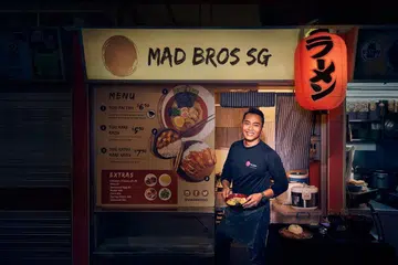 BELAJAR DI JEPUN: Encik Carmal Ahmad membuka gerainya yang menjual sajian Jepun di pusat makanan Tanjong Pagar Plaza September tahun lalu, setelah beberapa bulan belajar cara menyediakan sup ramen yang tulen daripada tukang masak di Jepun. - Foto ihsan CARMAL AHMAD