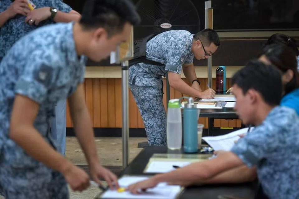 LATIHAN KERAHAN: NSmen daripada Skuadron 142 dan 149, melaporkan diri di Pangkalan Udara Paya Lebar sebagai sebahagian latihan kerahan yang biasa dijalankan SAF.