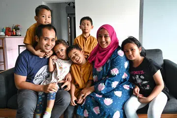 Shaik Muhammad Yusoff Shaik Ibrahim dan Sharifah Mahani Syed Zainal Abidin Alhabshee bersama lima anak mereka (dari kiri) Kholaf Farabi, empat tahun; Hafshah Muadzah, tiga tahun; Umar Al-Jabir, enam tahun; Zayd Amr, lapan tahun; dan Nayla Farafishah, 10 tahun, berkumpul di ruang tamu untuk mengaji, membaca dan membuat kerja sekolah setiap hari.
