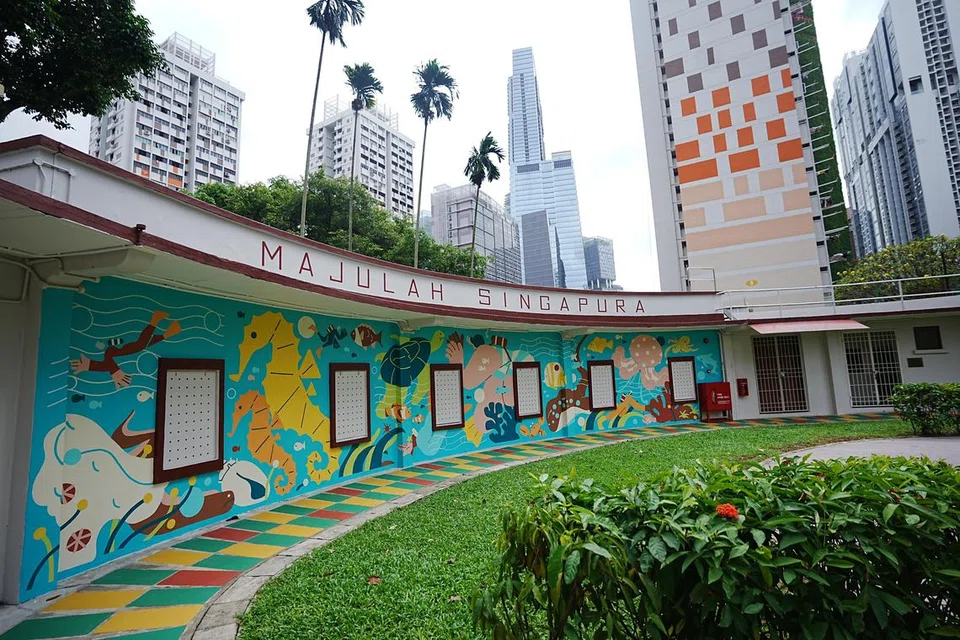 Mural  di 5 Yan Kit Road sepanjang 15 meter dan setinggi 2.7 meter itu merangkumi pelbagai kehidupan marin laut yang boleh ditemui dalam perairan Singapura.