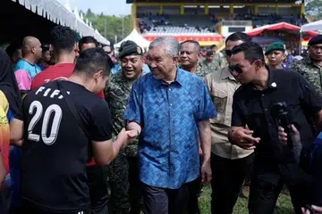 Timbalan Perdana Menteri merangkap Menteri Kemajuan Desa dan Wilayah Datuk Seri Dr Ahmad Zahid Hamidi (tengah) meluangkan masa beramah mesra bersama orang ramai pada Karnival Hari Keluarga Angkatan Tentera Malaysia (ATM) Zon Selatan di Kem Syed Sirajuddin pada 26 Julai.
