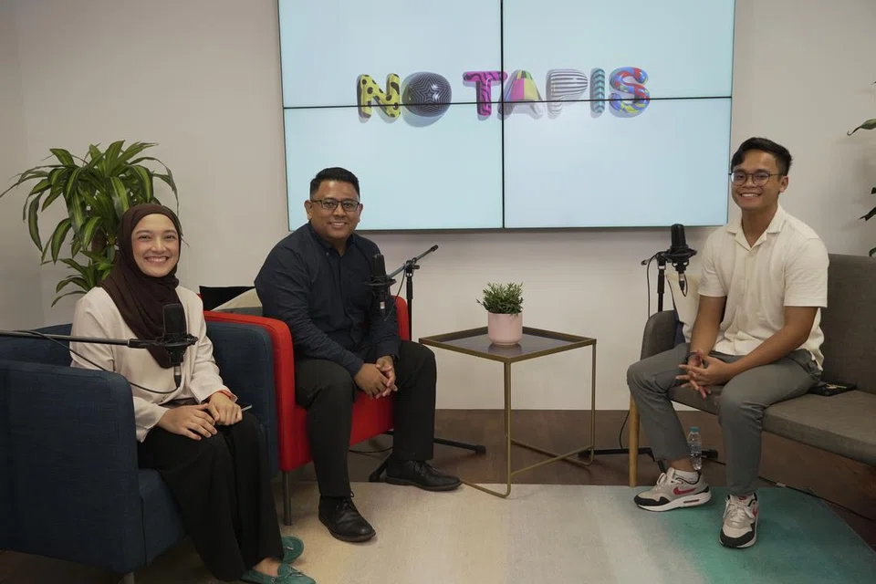Dalam podcast NoTapis kali ini, pengasas syarikat menjual ayam perap, Cheekies Singapore, Encik Nabill Shukry Johari (kanan), berkongsi rancangan perniagaannya untuk berkembang ke Indonesia bersama Penerbit dan Penyampai NoTapis, Cik Natasha Mustafa; dan Koresponden, Encik Anwar Saleh.