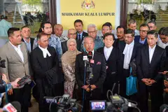 LEPAS DAN BEBAS: Mantan Perdana Menteri Tan Sri Muhyiddin Yassin (depan, tengah) ketika sidang media di Kompleks Mahkamah Kuala Lumpur pada Selasa. Mahkamah Tinggi pada Selasa melepas dan membebaskan beliau daripada empat pertuduhan yang mendakwa beliau menggunakan kedudukannya untuk suapan berjumlah RM232.5 juta bagi Parti Pribumi Bersatu Malaysia (Bersatu).