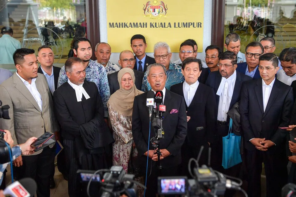 LEPAS DAN BEBAS: Mantan Perdana Menteri Tan Sri Muhyiddin Yassin (depan, tengah) ketika sidang media di Kompleks Mahkamah Kuala Lumpur pada Selasa. Mahkamah Tinggi pada Selasa melepas dan membebaskan beliau daripada empat pertuduhan yang mendakwa beliau menggunakan kedudukannya untuk suapan berjumlah RM232.5 juta bagi Parti Pribumi Bersatu Malaysia (Bersatu).