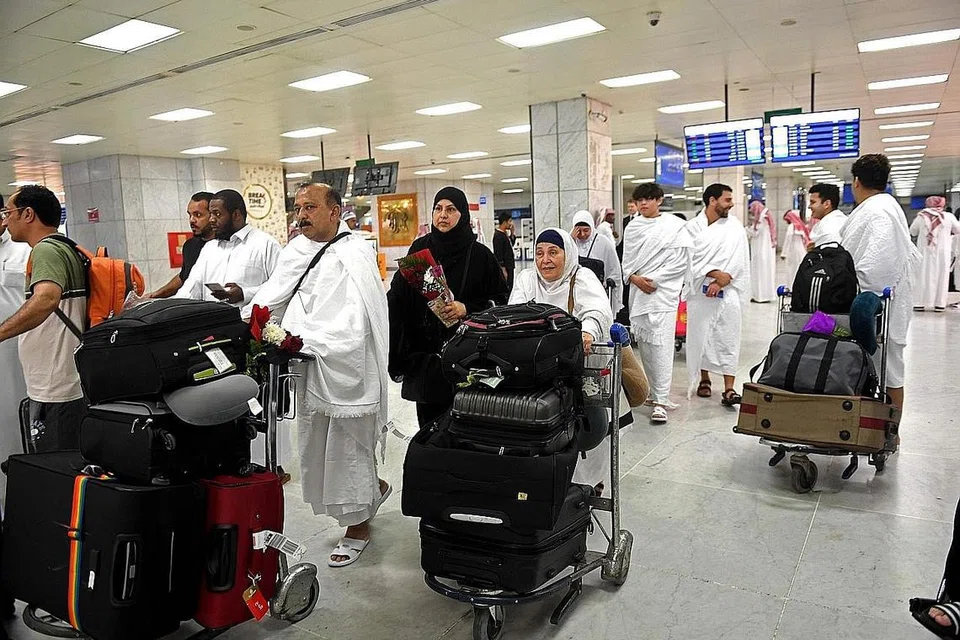 JADI TETAMU: Para mangsa serangan pengganas di New Zealand pada Mac lalu, tiba di Makkah baru-baru ini untuk menunaikan ibadha haji atas undangan Raja Arab Saudi. - Foto AFP