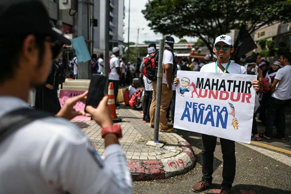 LUAHKAN PERASAAN: Seorang peserta perhimpunan menayangkan sepanduk di perhimpunan ICERD di Kuala Lumpur. - Foto AFP