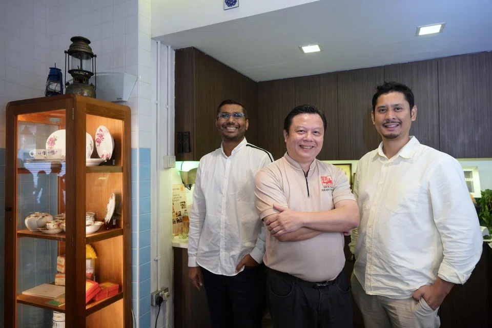 (Dari kiri) Pengarah Jothi Store and Flower Shop, Encik Regunarth Siva Thyagarajan; pemilik Pek Sin Choon, Encik Kenny Peh; dan Pengarah Urusan Rumah Makan Minang, Encik Hazmi Zin, hadir semasa pelancaran Skim Perniagaan Warisan SG pada 19 Mac di Old Chang Kee Coffee House yang terletak di Mackenzie Road.