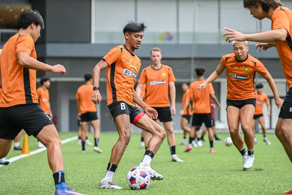 Antara pemain tempatan yang dikekalkan BG Tampines Rovers, ialah Shah Shahiran (tengah) yang kini antara tonggak pasukan bola sepak nasional. Tubuhnya mungkin tidak berapa besar, tetapi Shah disegani kerana keberaniannya apabila mencabar pemain lawan dan wawasannya untuk mencari hantaran yang terbaik kepada teman. 