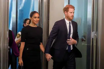 DIKEJAR PAPARAZI: Gambar fail menunjukkan pasangan Putera Harry dan isterinya, Cik Meghan Markle. Dalam satu kejadian di New York, pasangan itu dilaporkan tiba di destinasi mereka dalam keadaan selamat namun sangat tertekan, selepas dikejar jurugambar bebas di New York. - Foto REUTERS