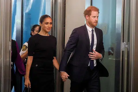 DIKEJAR PAPARAZI: Gambar fail menunjukkan pasangan Putera Harry dan isterinya, Cik Meghan Markle. Dalam satu kejadian di New York, pasangan itu dilaporkan tiba di destinasi mereka dalam keadaan selamat namun sangat tertekan, selepas dikejar jurugambar bebas di New York. - Foto REUTERS