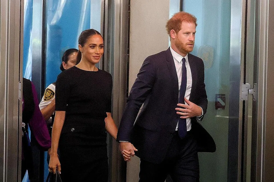 DIKEJAR PAPARAZI: Gambar fail menunjukkan pasangan Putera Harry dan isterinya, Cik Meghan Markle. Dalam satu kejadian di New York, pasangan itu dilaporkan tiba di destinasi mereka dalam keadaan selamat namun sangat tertekan, selepas dikejar jurugambar bebas di New York. - Foto REUTERS