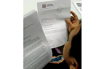 KEGIATAN MEMINJAM WANG RENTAS SEMPADAN MEMBIMBANGKAN: Encik Hamid yang dicerut masalah hutang akibat mengambil pinjaman daripada sebuah firma pemiutang berlesen di JB dan firma-firma kredit setempat menunjukkan laporan-laporan yang telah dibuatnya kepada pihak berkuasa termasuk polis. - Foto SAINI SALLEH