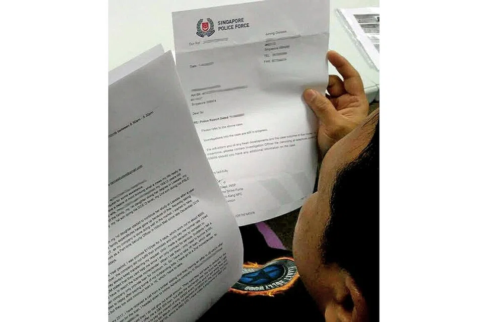 KEGIATAN MEMINJAM WANG RENTAS SEMPADAN MEMBIMBANGKAN: Encik Hamid yang dicerut masalah hutang akibat mengambil pinjaman daripada sebuah firma pemiutang berlesen di JB dan firma-firma kredit setempat menunjukkan laporan-laporan yang telah dibuatnya kepada pihak berkuasa termasuk polis. - Foto SAINI SALLEH