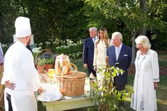 Presiden Amerika Syarikat, Encik Donald Trump (dua dari kiri), bersama Wanita Pertama Cik Melania Trump, serta Raja Britain, Raja Charles III, dan Permaisuri Camilla, berinteraksi dengan penolong tukang masak pastri Rumah Putih, Cef Carlo Figarella, di taman Laman Selatan Rumah Putih di Washington, D.C., pada 27 April 2026.