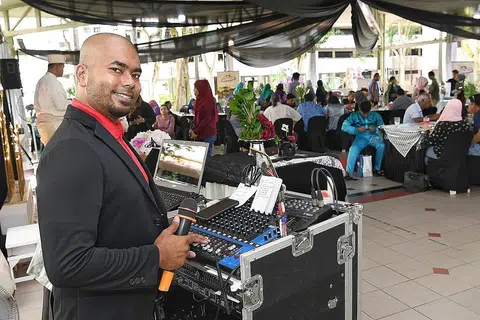 KEKAL RELEVAN: Encik Khairul Nizam, atau lebih dikenali sebagai DJ Niqzam, membuka syarikat khidmat hiburan perkahwinan tujuh tahun setelah berkecimpung dalam industri ini. Beliau menggunakan media sosial sebagai wadah untuk menawarkan khidmatnya dan menarik pelanggan. - Foto BM oleh KHALID BABA