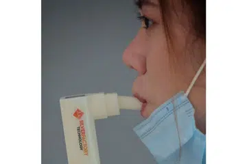 LEBIH PANTAS: Ujian pernafasan TracieX ambil masa hanya dua minit untuk memberi keputusan tentang status jangkitan Covid-19. - Foto BH oleh JASON QUAH