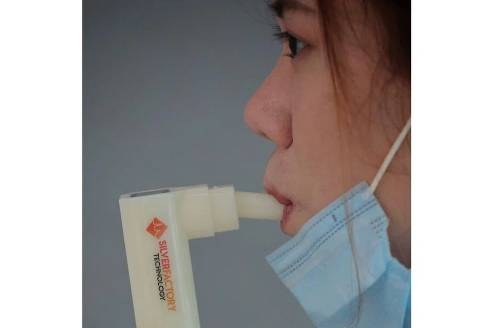 LEBIH PANTAS: Ujian pernafasan TracieX ambil masa hanya dua minit untuk memberi keputusan tentang status jangkitan Covid-19. - Foto BH oleh JASON QUAH