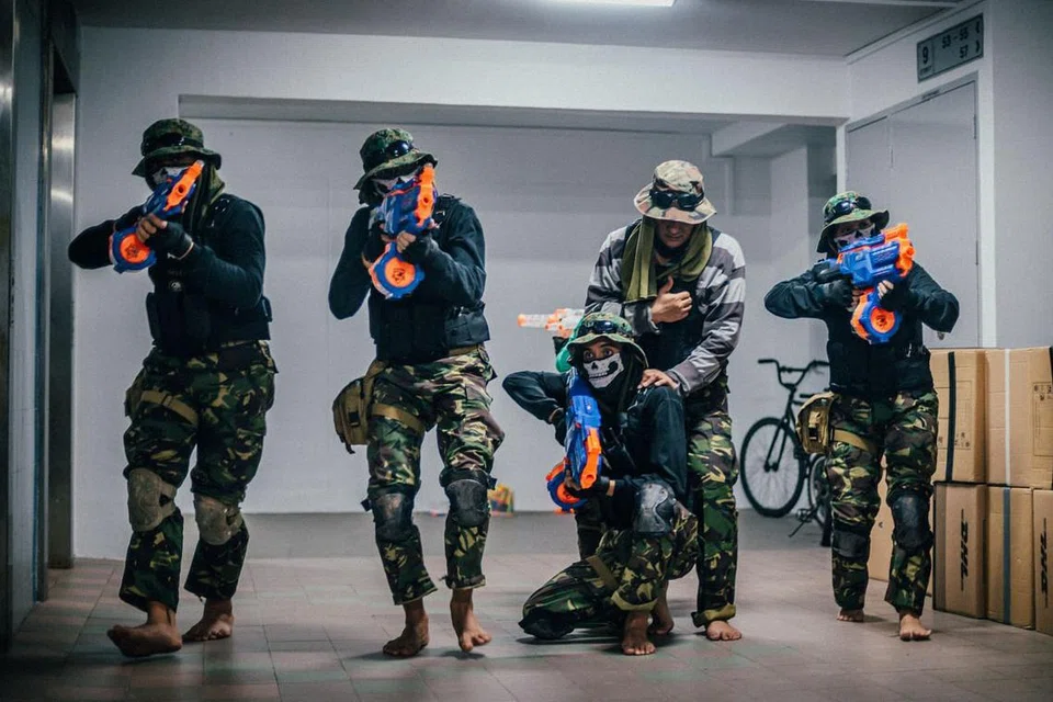 AYAH JADI JURULATIH: Encik Mohamad Munir kelihatan sedang memainkan peranannya sebagai jurulatih bagi memastikan anak-anaknya menjalankan 'misi' mereka dalam bentuk formasi yang betul.