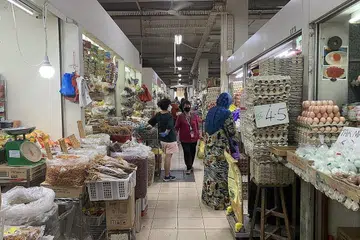 KURANG PELANGGAN: Walaupun hujung minggu, Pasar Geylang tidak menerima ramai pengunjung semalam. - Foto-foto BM oleh NUR SYUHRAH HASSAN.