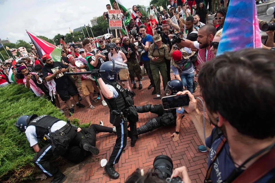 Penunjuk perasaan pro-Palestin dan polis bertembung di Union Station di Washington, DC, semasa protes terhadap lawatan Perdana Menteri Israel, Benjamin Netanyahu, ke Amerika Syarikat