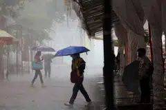 Cuaca dingin pada Disember membuat ramai memilih untuk menukar gaya pakaian mereka kepada yang lebih tebal untuk menghangatkan tubuh.