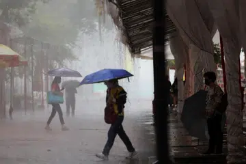 Cuaca dingin pada Disember membuat ramai memilih untuk menukar gaya pakaian mereka kepada yang lebih tebal untuk menghangatkan tubuh.