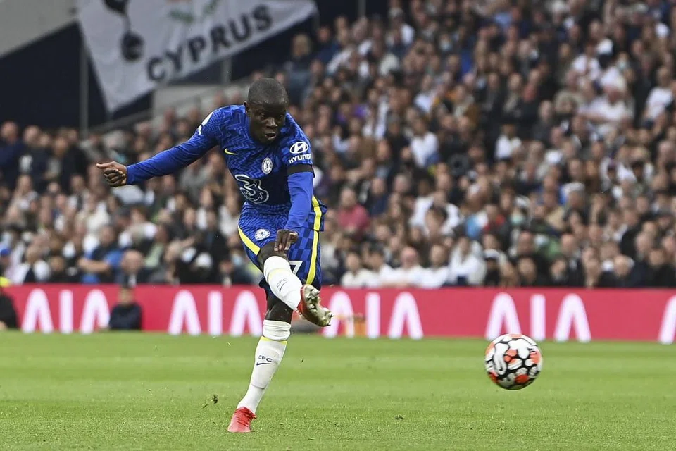 PEMAIN ISTIMEWA: Pemain tengah Chelsea, N'Golo Kante (gambar atas), menjadi penyelamat Chelsea apabila beliau membantu pasukannya bangkit daripada persembahan lesu, untuk menang 3-0 ke atas Tottenham Hotspur. - Foto EPA-EFE