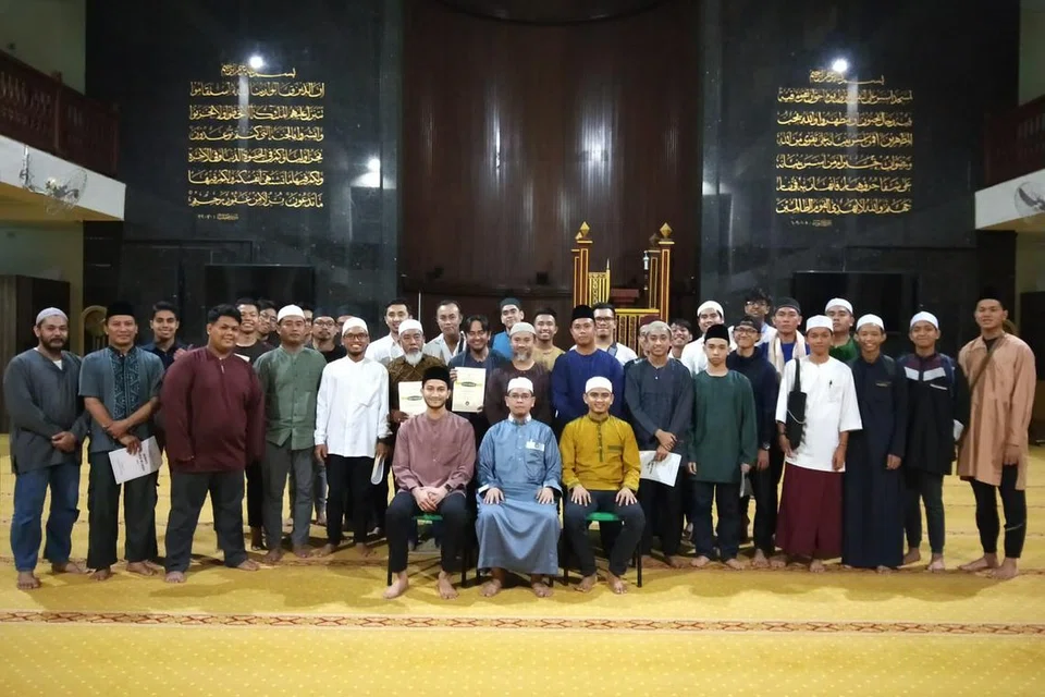 Kursus Imam Muazzin berlangsung lima tahun lalu. (Duduk dari kiri) Ustaz Sheikh Umar Abdul Aziz, Ustaz Mohammad Noor Samat dan Ustaz Abdul Rahman Salam semasa membimbing peserta lelaki dalam kursus yang diadakan pada tahun 2019 itu.