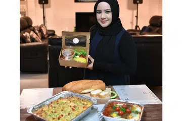 HAFIZAH NASER: Teruja apabila hidangan pulut dan pasta diterima baik pelanggan sehingga membuatnya ingin ambil lebih banyak kursus memasak selepas ini. - Foto BH oleh ARIFFIN JAMAR