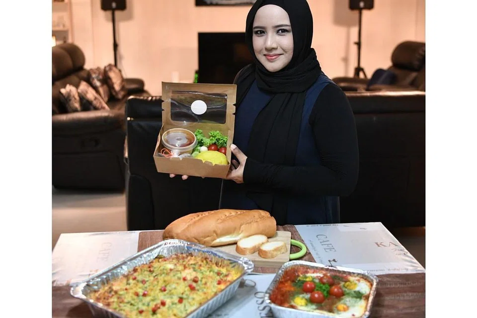 HAFIZAH NASER: Teruja apabila hidangan pulut dan pasta diterima baik pelanggan sehingga membuatnya ingin ambil lebih banyak kursus memasak selepas ini. - Foto BH oleh ARIFFIN JAMAR