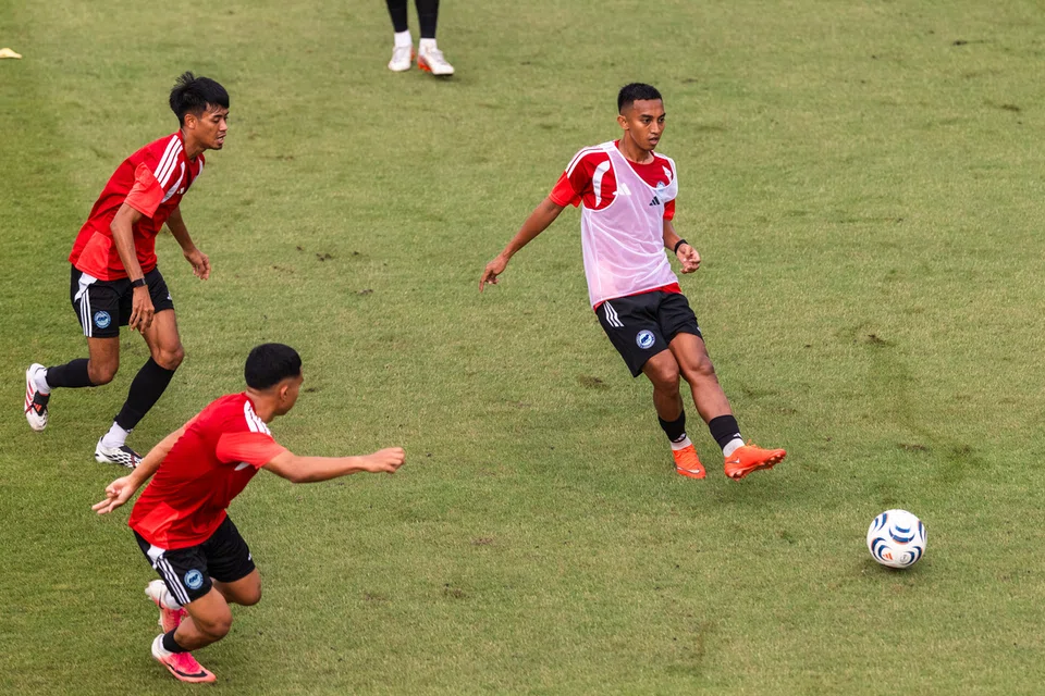 Pemain sayap Singa, Faris Ramli (kanan) berharap dapat menyumbang pengalaman serta memberi kesan positif kepada skuad Singa dalam Piala Asean Fifa di Jakarta, Indonesia.