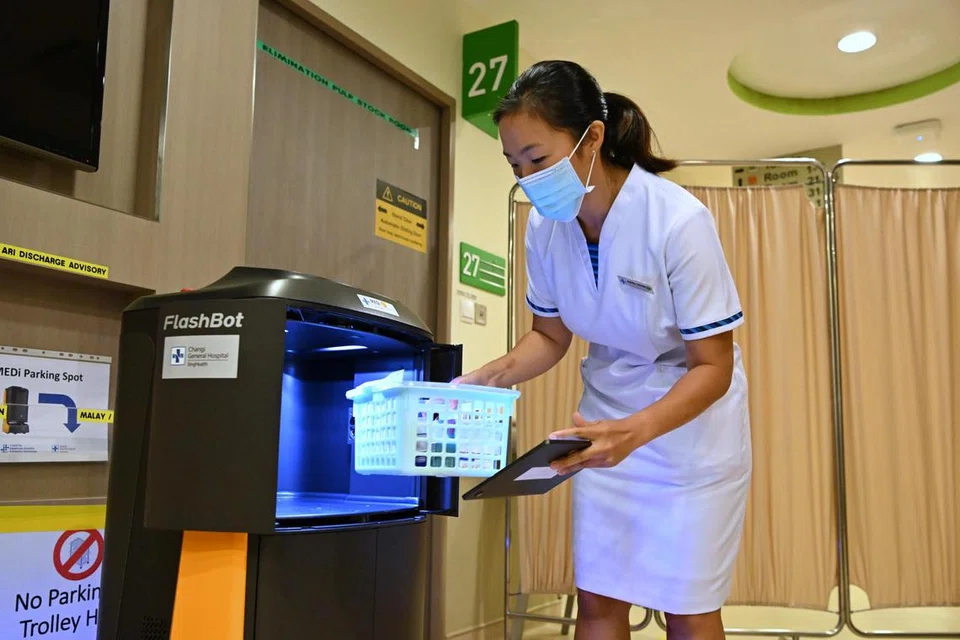 BANTU JURURAWAT: Robot bernama ‘MEDi’, atau inovasi Penghantaran Ubat, boleh menghantar sehingga empat bakul ubat ke empat lokasi berbeza di Jabatan Kecemasan di Hospital Besar Changi.