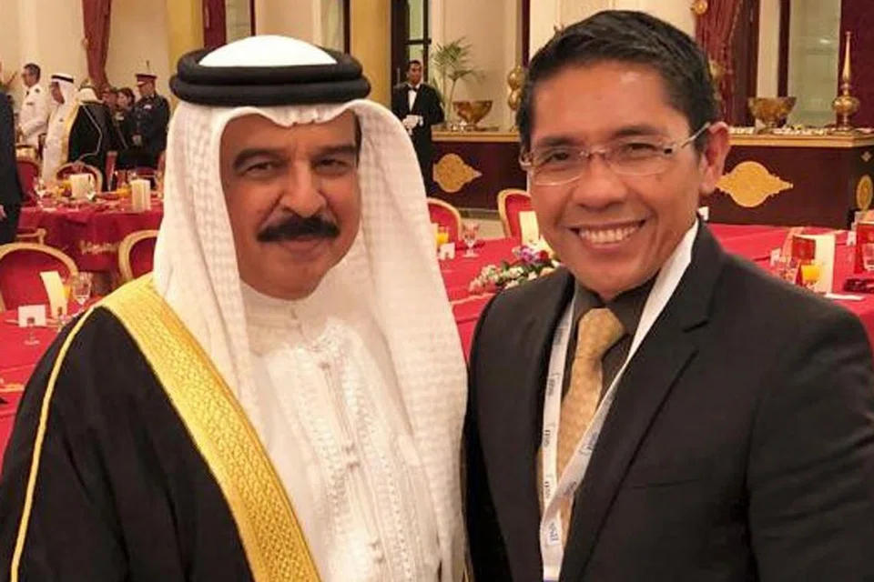 PERKUKUH IKATAN: Dr Maliki (kanan) sempat beramah mesra dengan Raja Hamad Isa Al Khalifa dalam satu majlis makan malam bagi golongan ketua delegasi. - Foto MINDEF