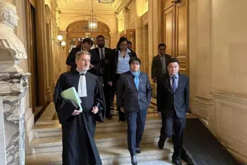 Menteri di Jabatan Perdana Menteri (Undang-Undang dan Reformasi Institusi) Malaysia, Datuk Seri Azalina Othman Said (depan dua dari kanan), bersama delegasi Malaysia menghadiri perbicaraan di Mahkamah Agung Perancis di Paris bagi mendengar rayuan kumpulan mendakwa Kesultanan Sulu pada September lalu.