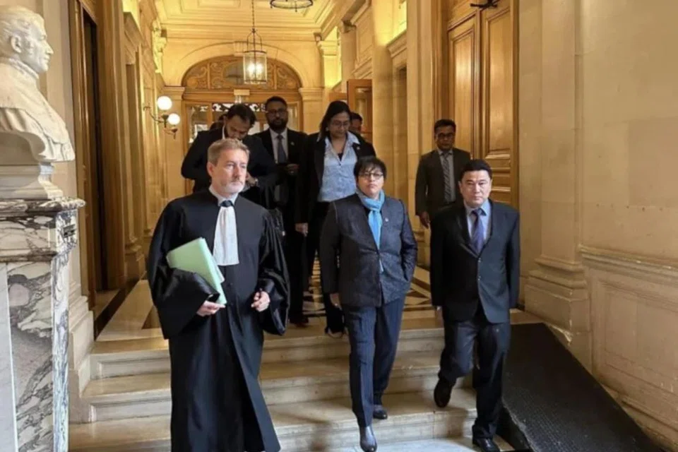 Menteri di Jabatan Perdana Menteri (Undang-Undang dan Reformasi Institusi) Malaysia, Datuk Seri Azalina Othman Said (depan dua dari kanan), bersama delegasi Malaysia menghadiri perbicaraan di Mahkamah Agung Perancis di Paris bagi mendengar rayuan kumpulan mendakwa Kesultanan Sulu pada September lalu.